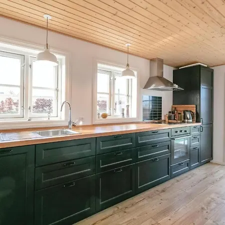 Three Bedroom Holiday In Svaneke
