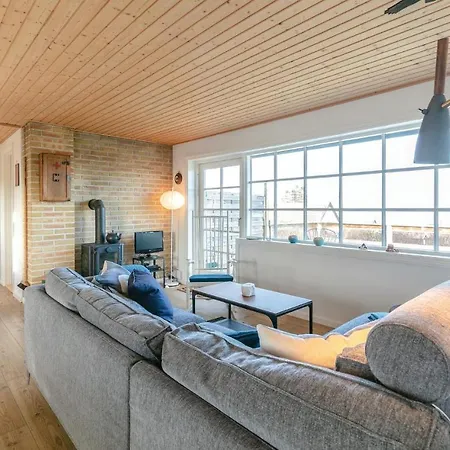 Three Bedroom Holiday In Svaneke